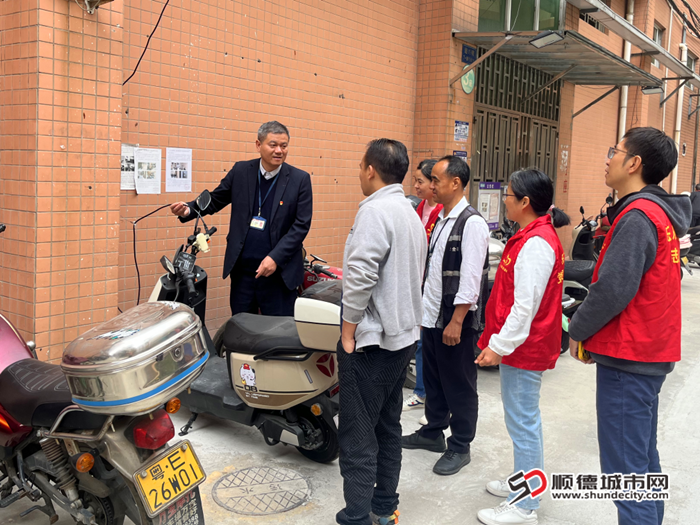 乐从社区组织小区居民、党员志愿者实地走访小区发现物业管理问题。.png