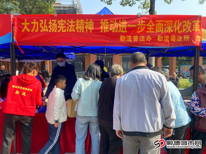 活动现场派发礼品和宣传单张。.jpg