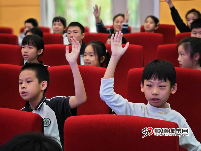 同学们踊跃提问。.jpg