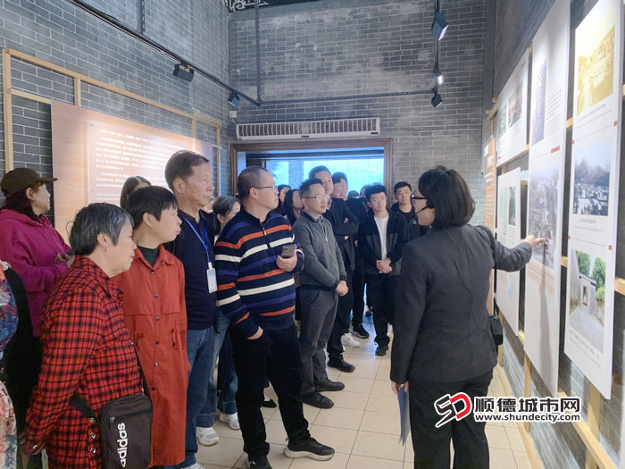 参观孙中山生平展.jpg
