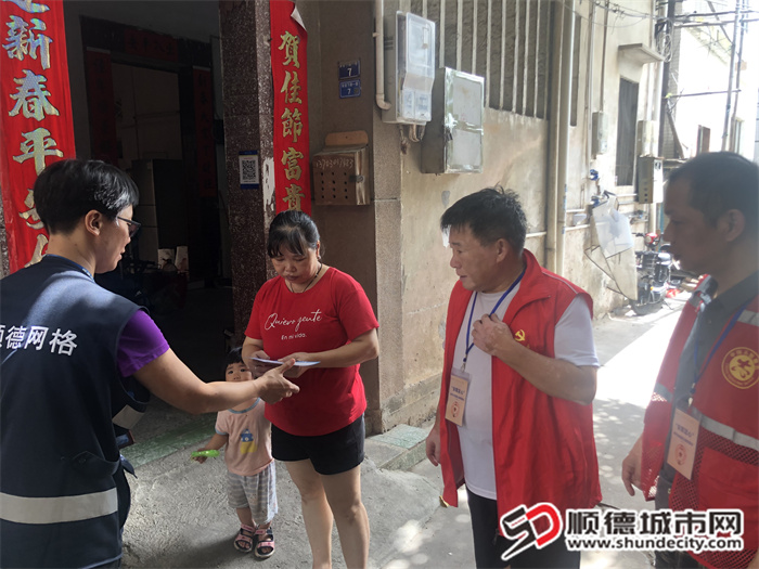 出租屋联盟协会会员与网格员参与日常检查.jpg