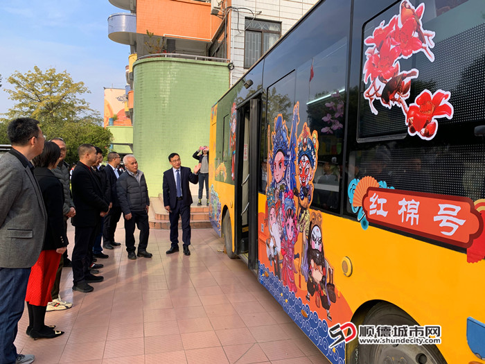 嘉宾们打卡“红棉号”。.jpg