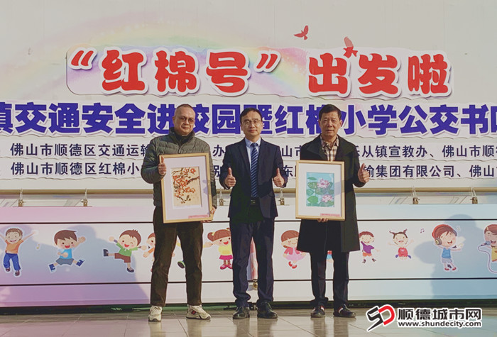 企业捐赠及向热心企业赠送学生画作纪念品。.jpg