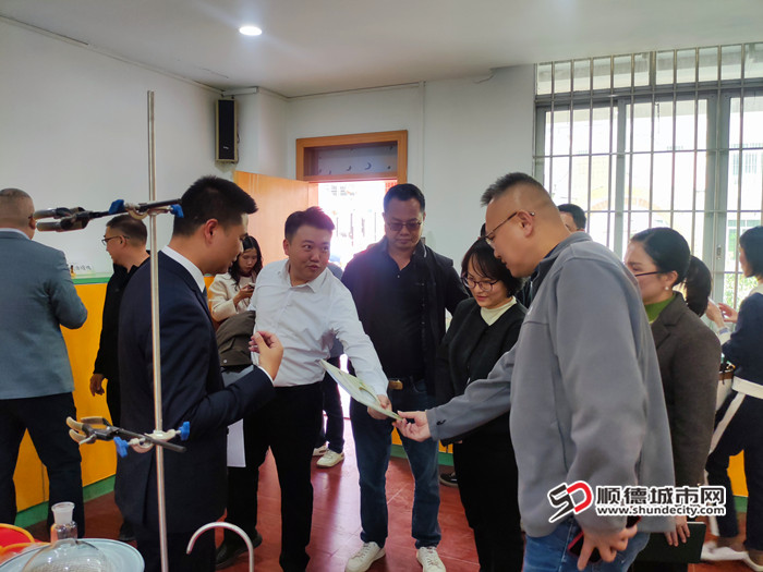 嘉宾参观学校的精油室。.jpg