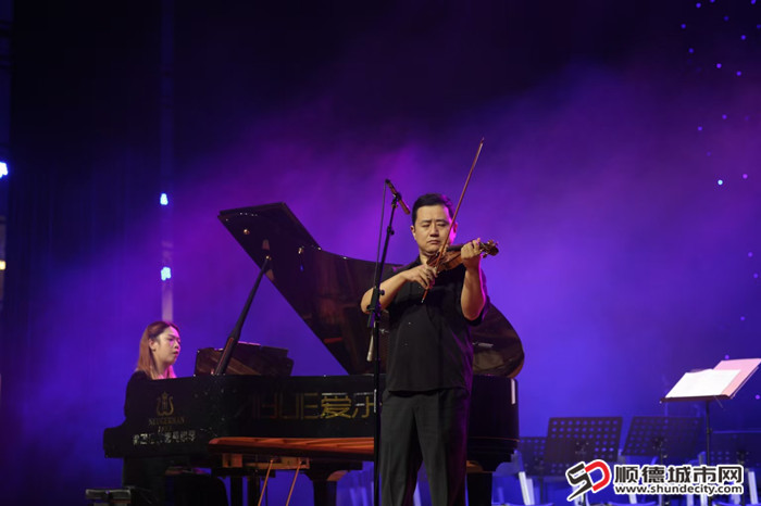 两位专家顾问甘依璐、林鼎祥共同演绎小提琴、钢琴协奏《沉思》、《梁祝》_副本.jpg