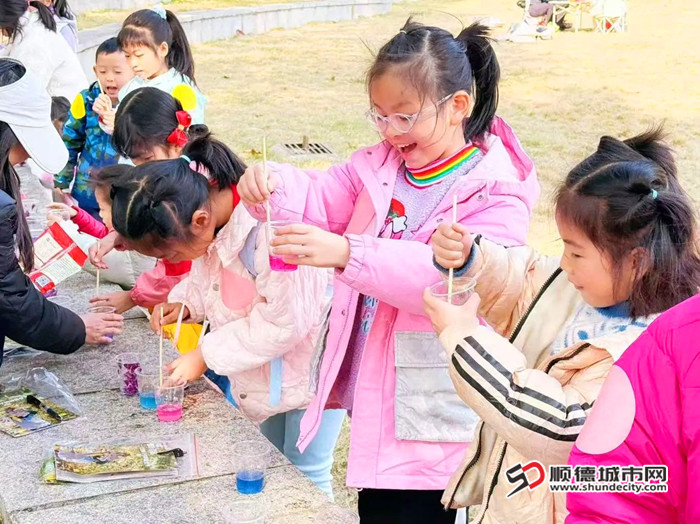 变色实验让孩子们开心不已。.jpg