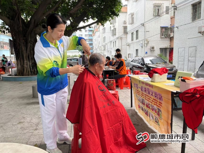 冯慧喜在进行义剪服务_副本.jpg
