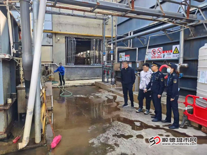 对辖区内的涉水工业企业展开“拉网式”排查。.jpg