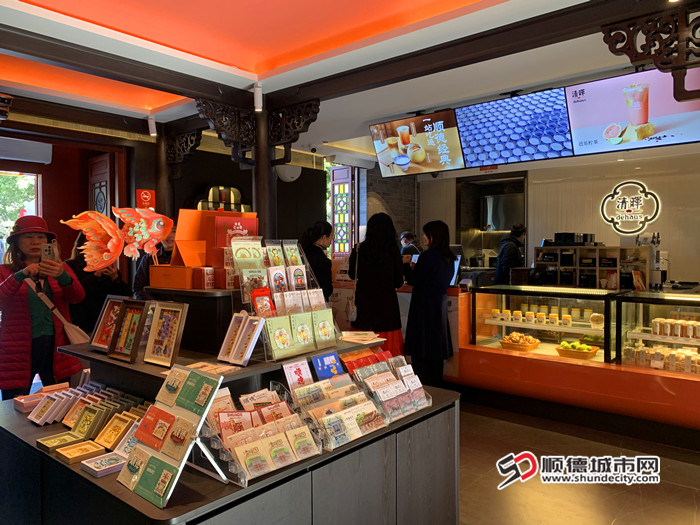 店内相关文创产品吸引游客打卡。.jpg
