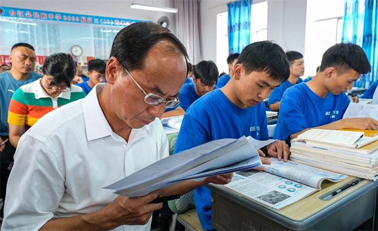 赖良才和学生一起上课。.jpg