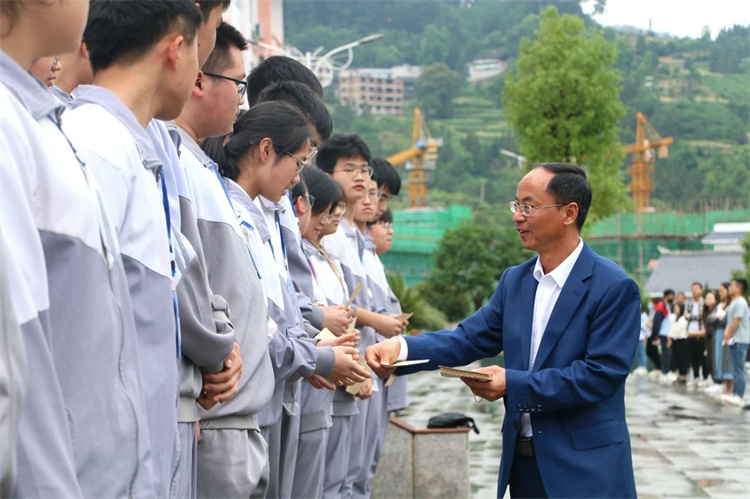 赖良才副校长为高三优秀学生颁奖.jpg