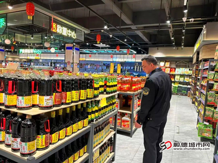 对大型商超进行专项检查。.jpg