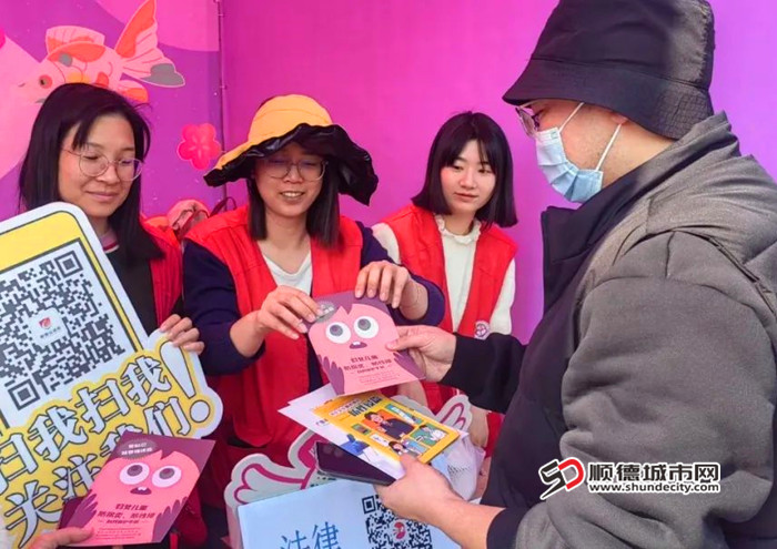逛花市、学法律知识两不误。.jpg