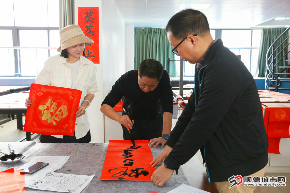 陈村职业技术学校积极组织有书法专长的师生志愿者书写春联赠予此次慰问对象.jpg
