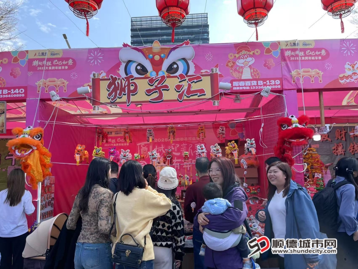 木偶狮吸引众多市民游客.jpg