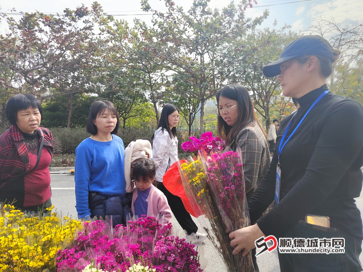 梁丽红为顾客搭配鲜花.jpg