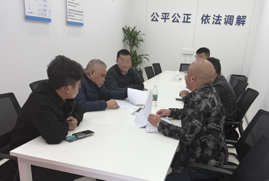 综治分中心（左图）、君兰江山花园调解室（右图）调解场景.png