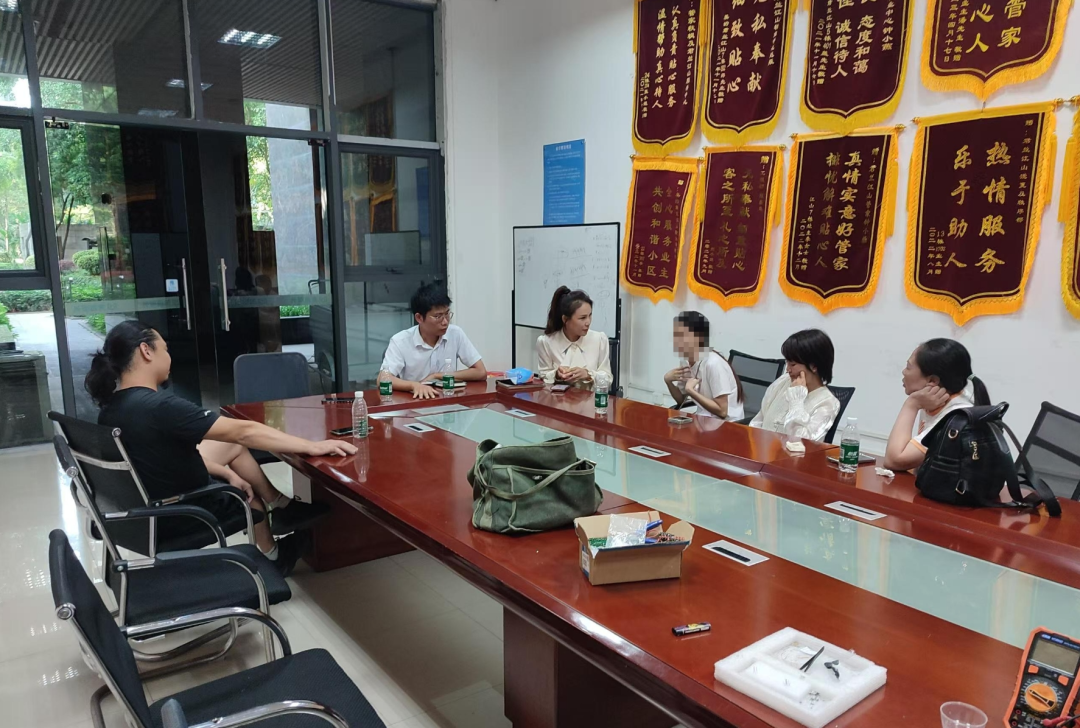 综治分中心（左图）、君兰江山花园调解室（右图）调解场景1.png