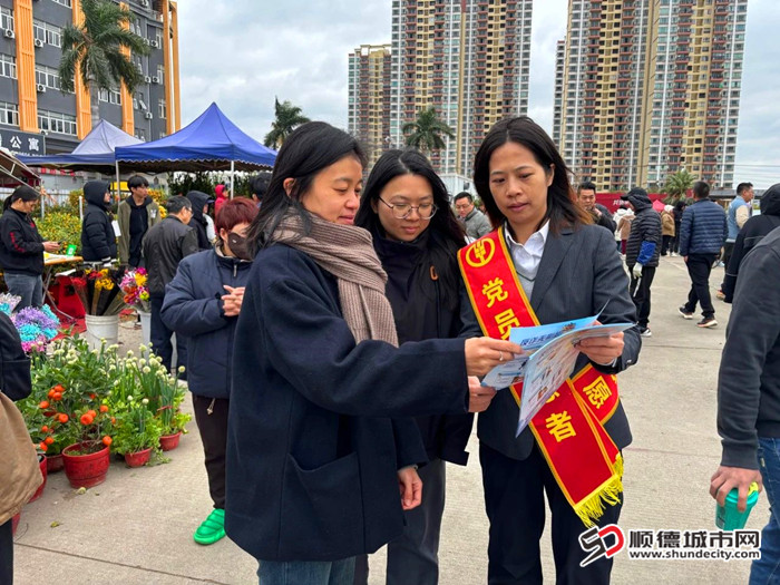 为群众宣传讲解反诈知识。.jpg