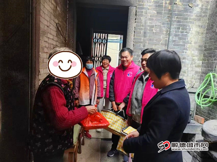 将一份节日的温暖和祝福送到长者手中。.jpg