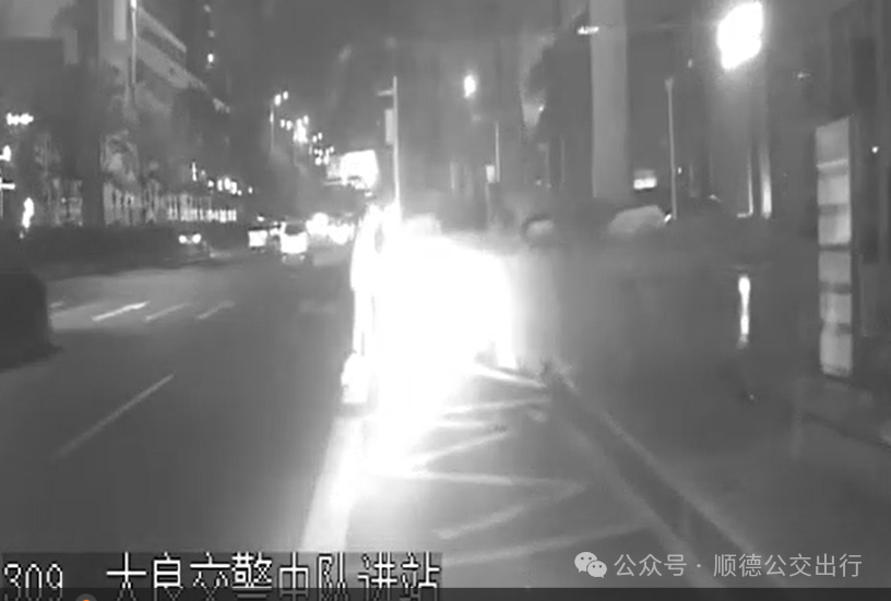 摩托燃气大火！顺德公交司机又当起“消防员”