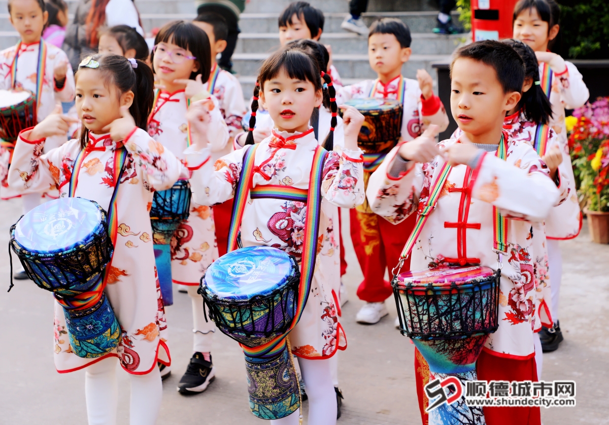 表演队的孩子们迎接同学们回校_副本.jpg