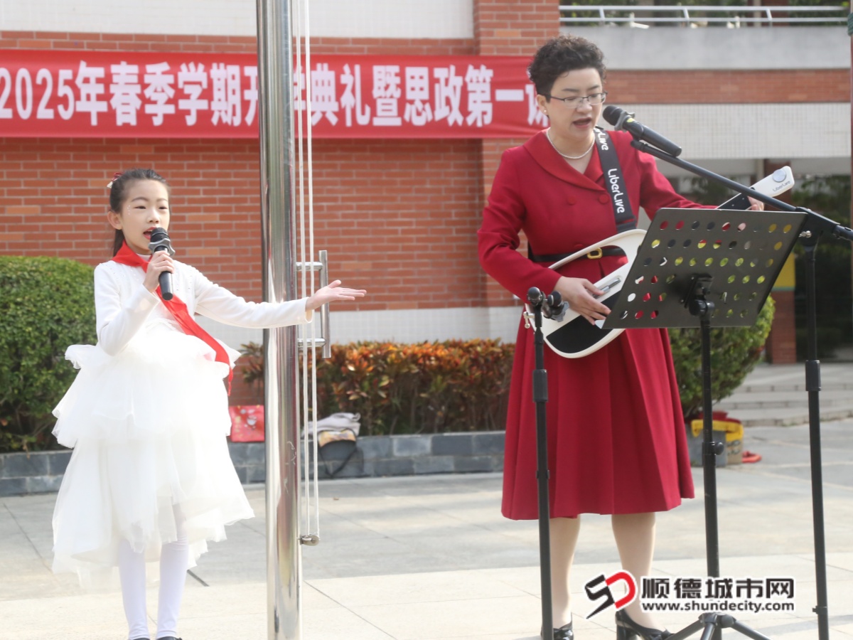3.孟宪萍校长领唱爱国歌曲《半生雪》_副本.jpg