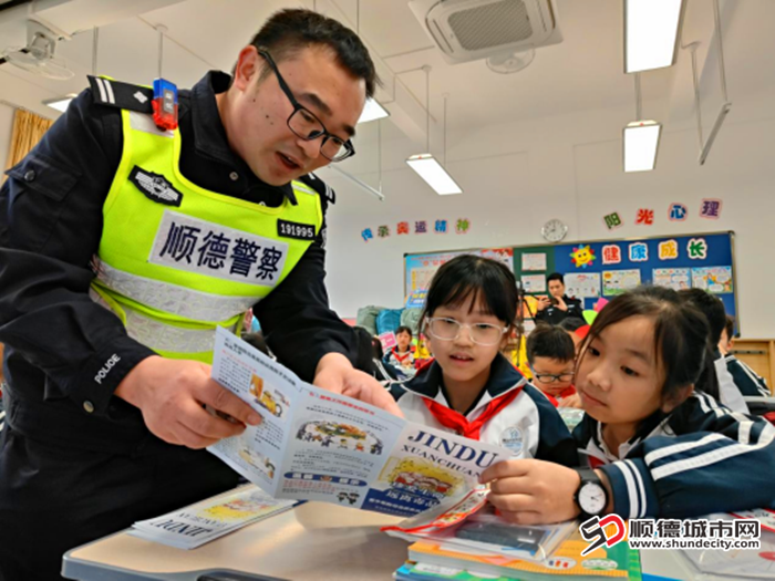 禁毒民警向学生发放禁毒宣传单张。.png