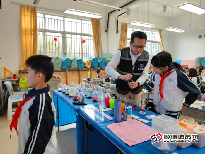 学生参与禁毒模拟体验游戏。.png