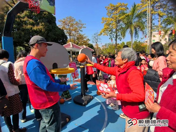 群众参与热情高涨。.jpg