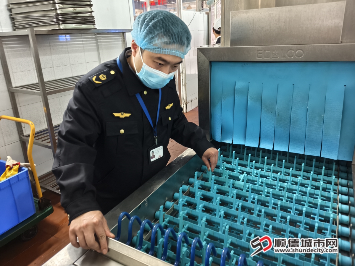 大良市场监管所监管人员对学校食堂餐饮用具洗消情况进行检查_副本.jpg
