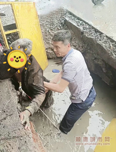 梁卓华毫不犹豫跳进水坑救人。.jpg