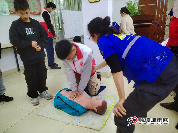 志愿者在专业人士的指引下学习。.jpg