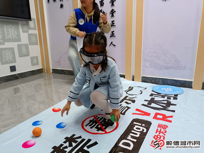 禁毒VR黑科技体验区成为全场焦点。.jpg