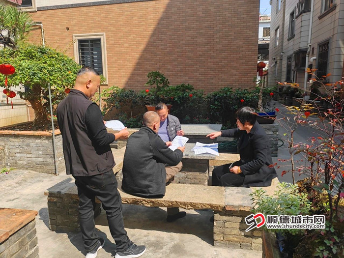 走村入户征求各方意见。.jpg