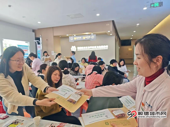 市民获赠“中医美颜礼包”，将健康之美带回家。.jpg