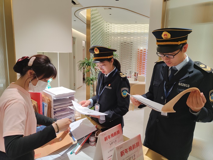 图3 执法人员抽查医疗机构病历资料.jpg