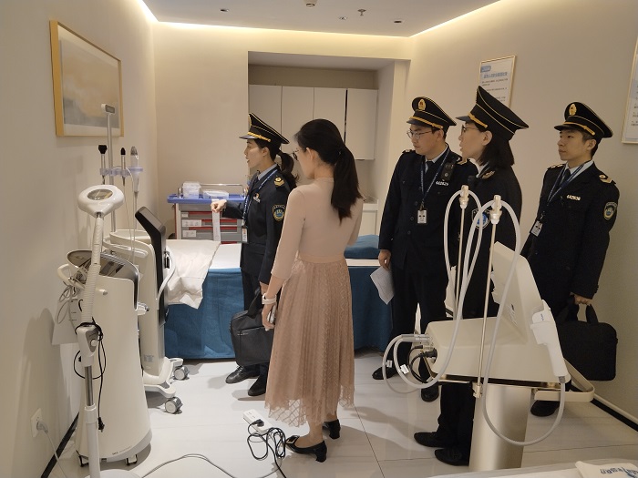 图4 执法人员检查医疗美容器械使用情况.jpg