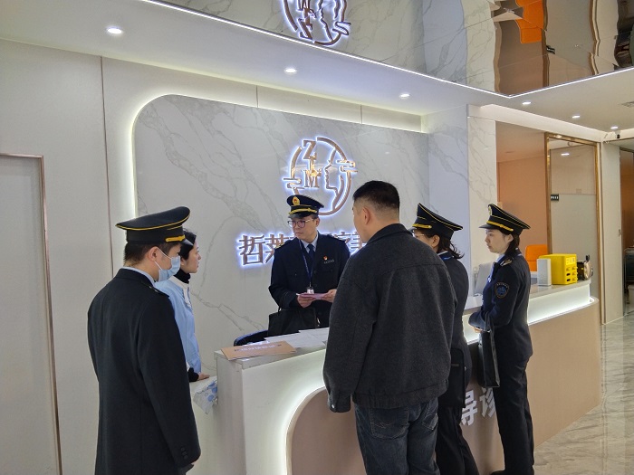 图1 执法人员抽查医疗美容机构人员资质.jpg