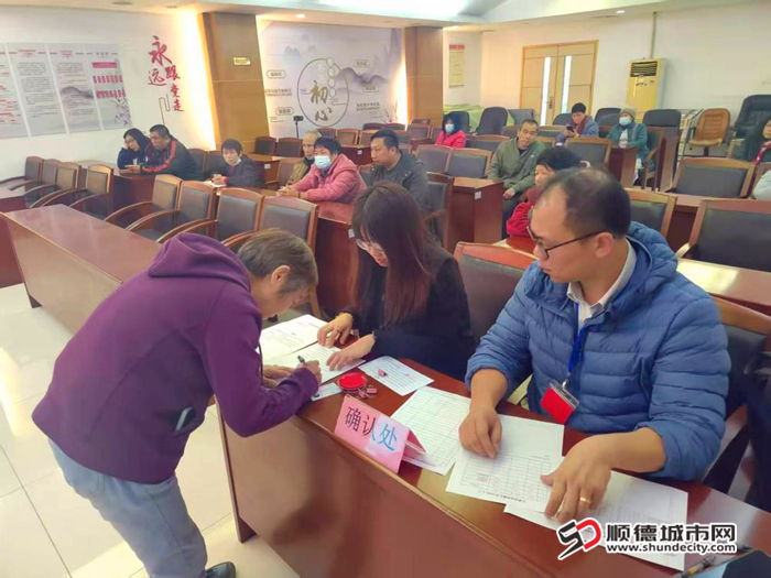 群众对抽签结果进行确认。.png
