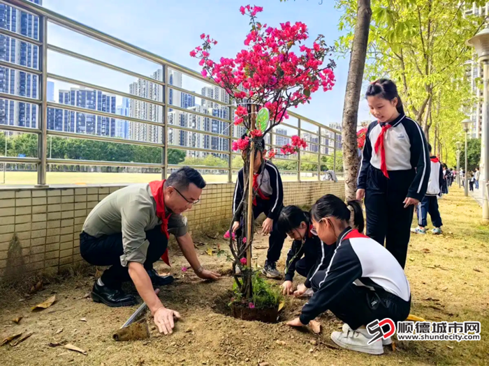 校园植绿育新苗。.png