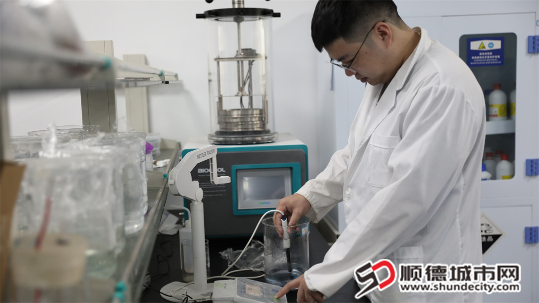 腐蚀与防护大湾区联合实验室里，学生正在做材料耐腐蚀性测试.jpg