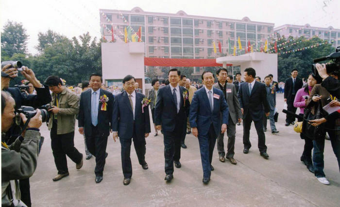 李兆基捐资助建顺德体育中心。.jpg