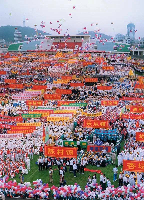 2000年，顺德政府组织“兴建顺德大学筹款万人行”，超60万人次踊跃捐款3.02亿元。.jpg
