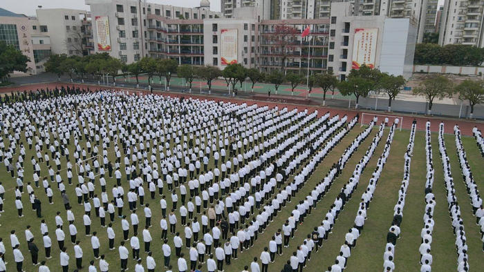 李兆基中学师生悼念李兆基。.jpg