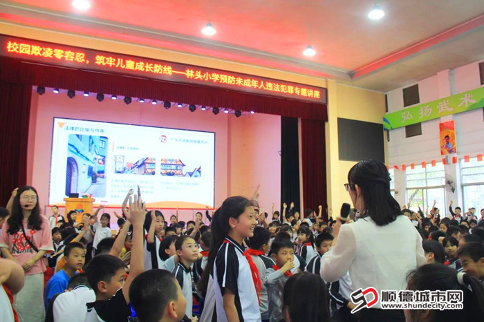 钟律师向学生讲解“预防未成年人犯罪”知识。.jpg