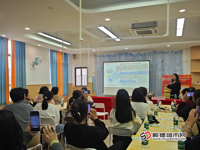 新市民入学入户政策宣讲答疑。.jpg