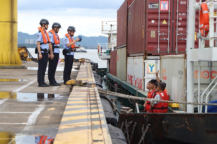 3.顺德边检站执勤民警为出入境船舶快速办理边检手续.jpg