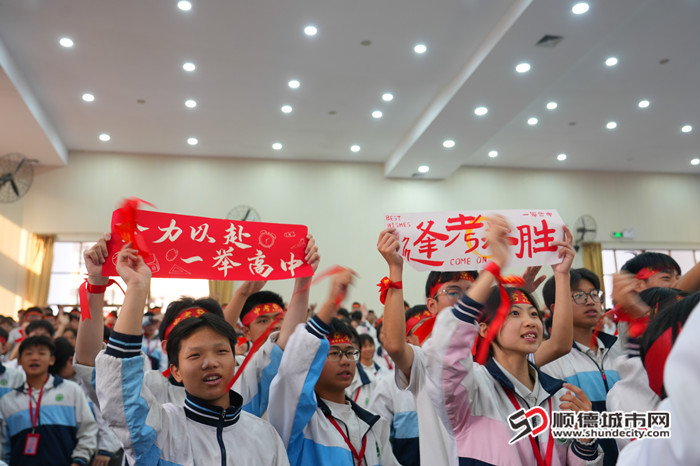 学子们为自己打气。.jpg