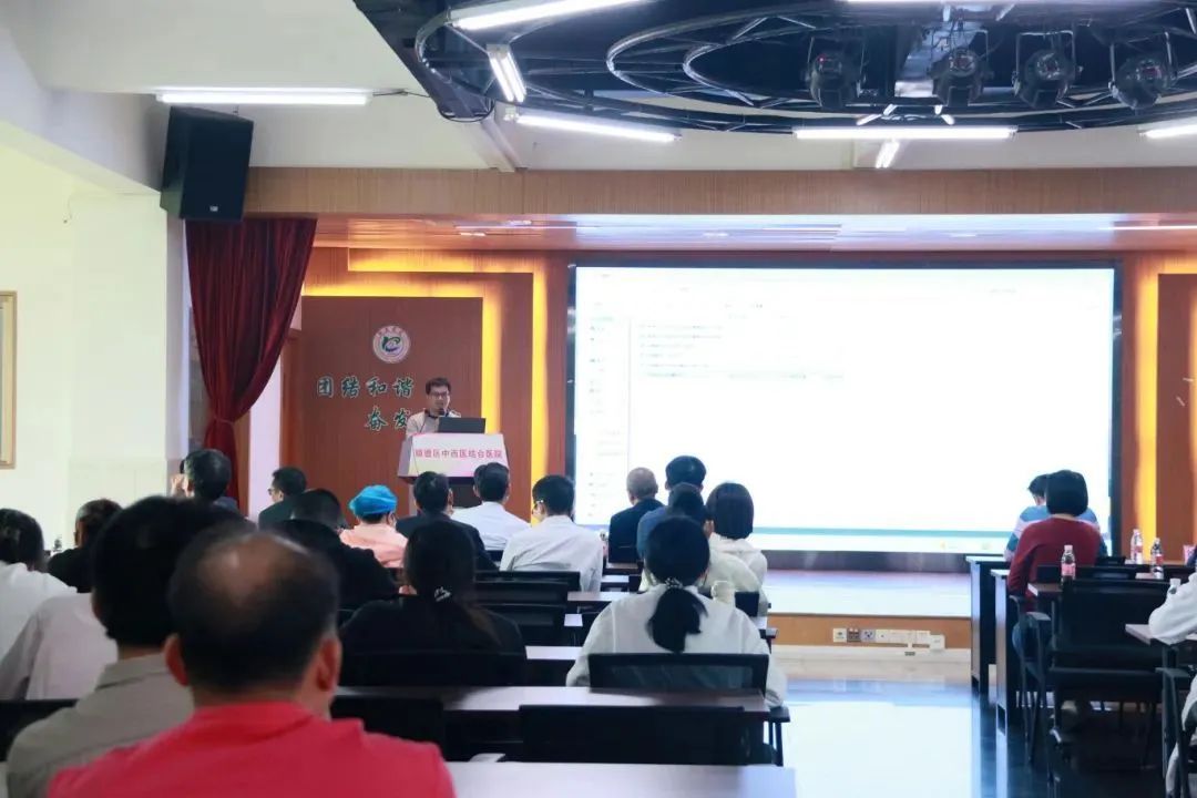 韦洪怀副主任中医师介绍第一届顺德区中西医协同体重管理自我挑战赛。